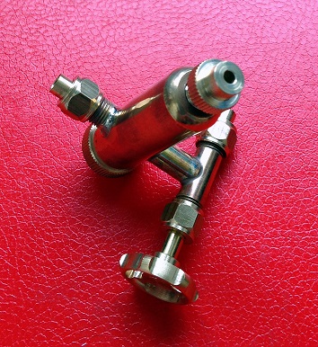 Displacement Lubricator with Connector